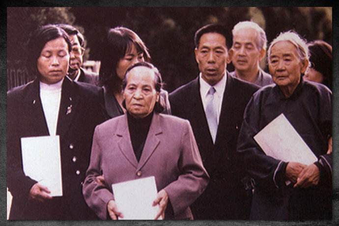 2000년,&nbsp;An image of Wan Aihua (front line) heading to file a suit against the Japanese government in 2000 (source: twoeggz.com)