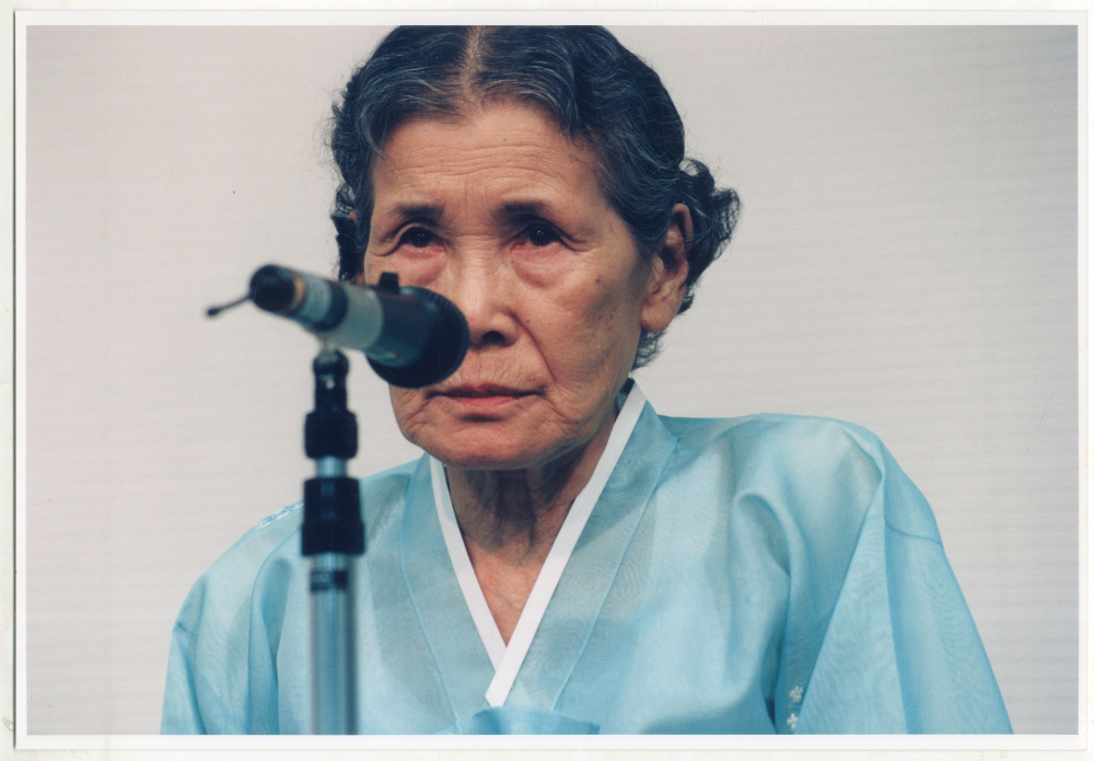  1996년 히로시마 증언집회에 선 김학순 할머니 ©이희자