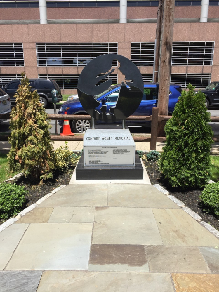 The comfort women memorial at the Constitution Park, Fort Lee, New Jersey, USA 
(Source : courtesy of Linda Hasunuma)