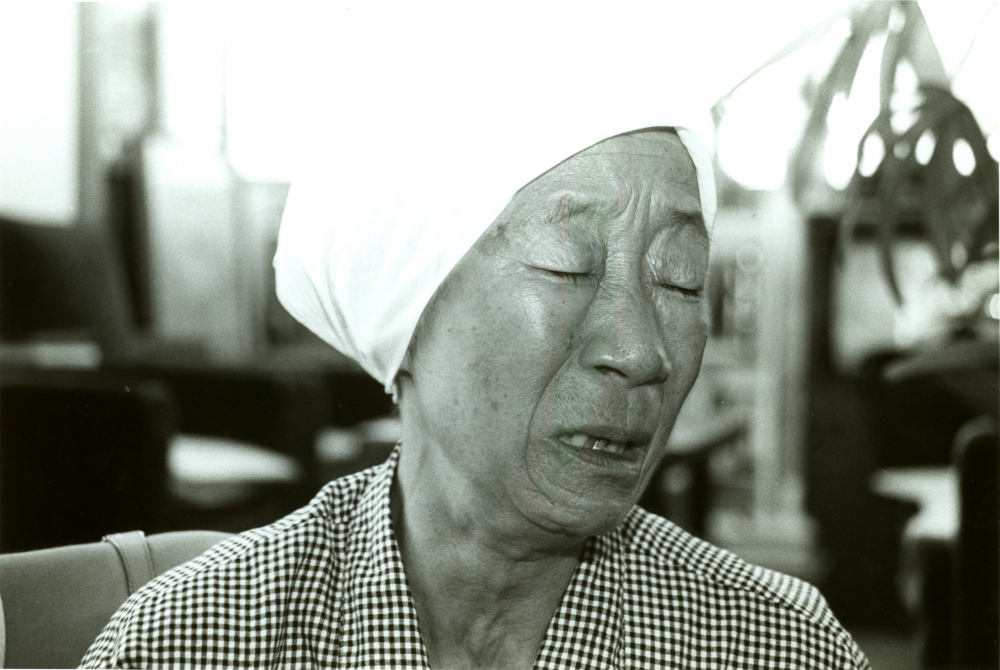 고향에 가고싶지만 가지 못한다고 울음을 터뜨리는 배봉기할머니 (1988년) 고향에 가고 싶지만 가지 못한다고 울음을 터뜨리는 배봉기 할머니 (1988년)