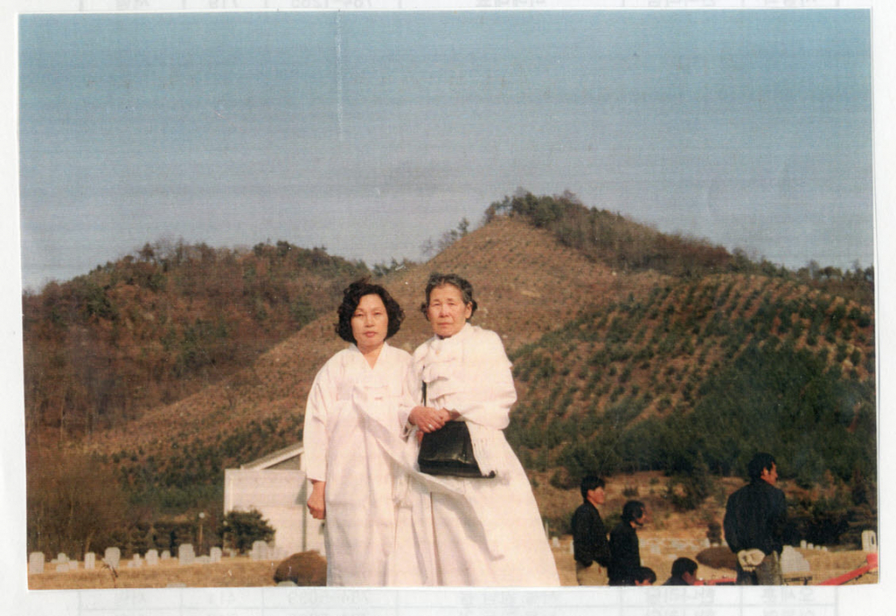 김학순 할머니와 나. 1993년 망향의 동산 (제공 : 이희자)