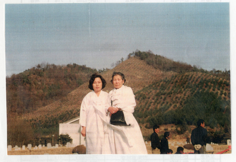 김학순 할머니와 나. 1993년 망향의 동산 (제공 : 이희자) 김학순 할머니와 나. 1993년 망향의 동산 (제공 : 이희자)