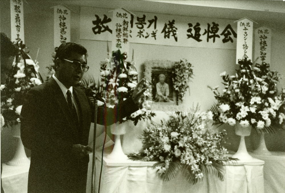 배봉기 할머니의 추도식 (1991.12.6 / 김현옥 제공) 이 날은 우연하게도 김학순 할머니가 일본정부를 제소한 날이다. 김학순 할머니께서는 이 추도식 앞으로 조의금을 보내셨다. 오키나와현 지사, 나하 시장도 꽃을 보냈다.