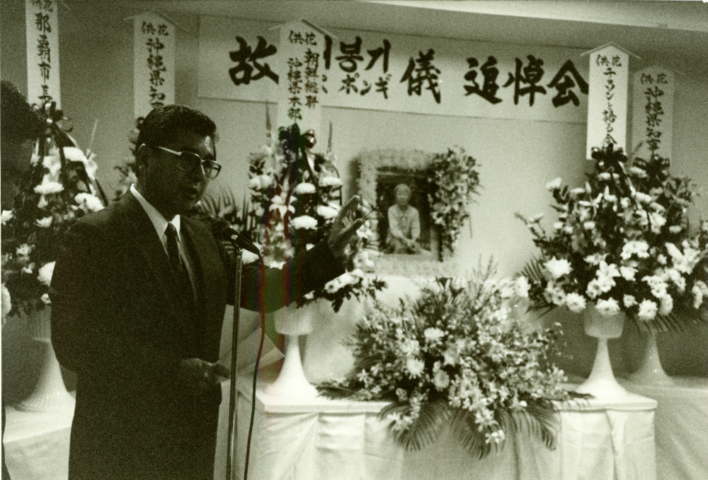 배봉기할머니의 추도식 (1991.12.6 / 김현옥 제공) 이 날은 우연하게도 김학순할머니가 일본정부를 제소한 날이다. 김학순할머니께서는 이 추도식 앞으로 조의금을 보내셨다. 오키나와현지사, 나하시장도 꽃을 보냈다. 배봉기 할머니의 추도식 (1991.12.6 / 김현옥 제공) 이 날은 우연하게도 김학순 할머니가 일본정부를 제소한 날이다. 김학순 할머니께서는 이 추도식 앞으로 조의금을 보내셨다. 오키나와현 지사, 나하 시장도 꽃을 보냈다.