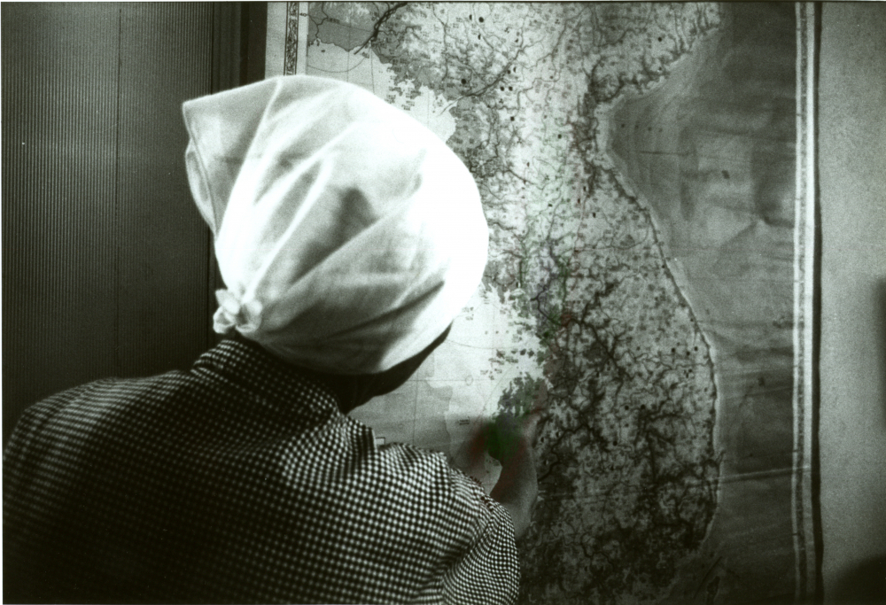 Grandma Bae pointing her hometown, Shinyewon, Yesan, South Chungcheong Province (1988) (source: Kim Hyun-ok)