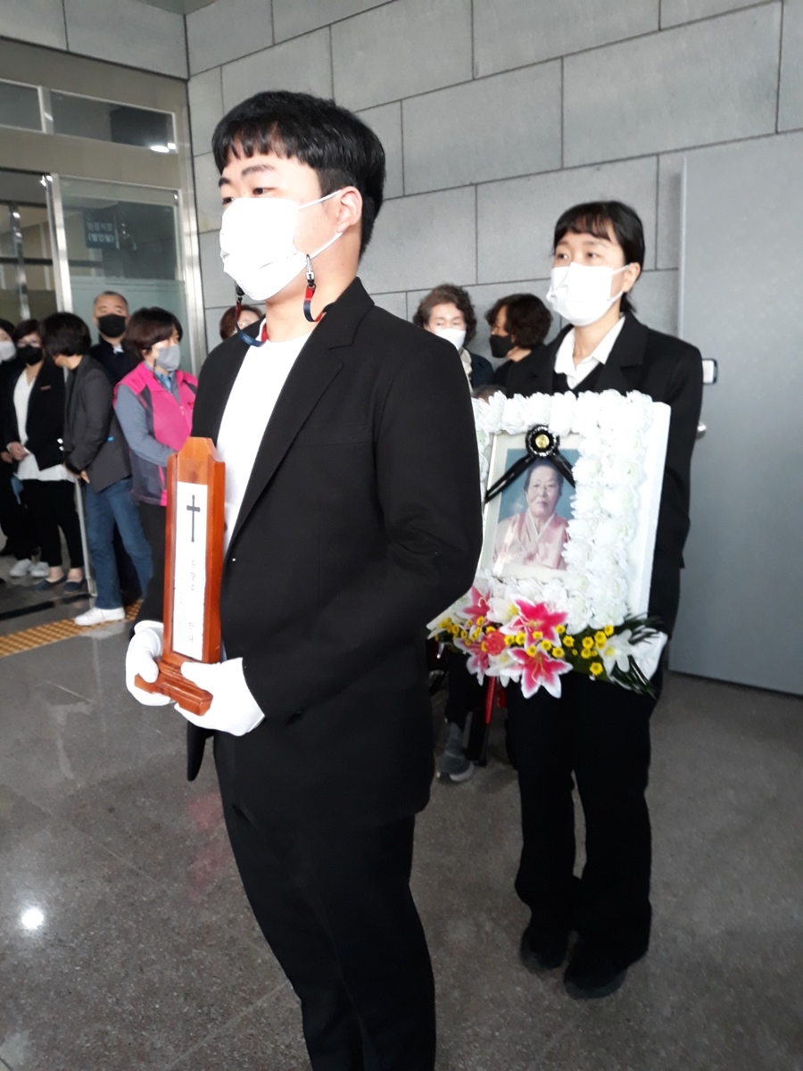 대학생 청년들이 고 김양주님의 위패와 영정을 들고 있다. ⓒ정갑숙
