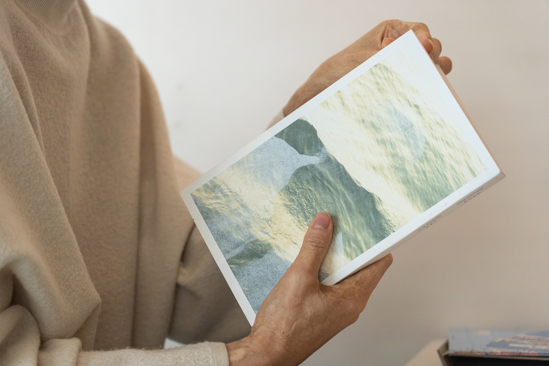 김효연 작가가 〈감각이상〉 도록을 손에 들고 있다. 뒤표지에는 나이 든 여성 피해자의 뒷모습이 실려 있다. ©일본군‘위안부’문제연구소