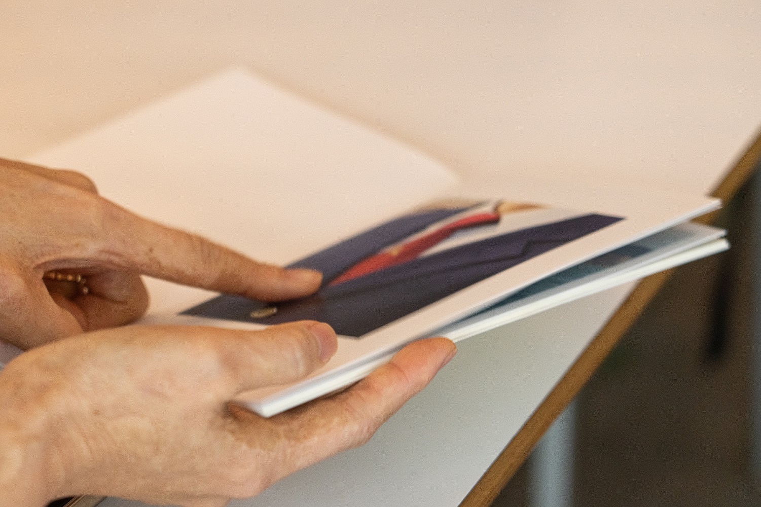 김효연 작가가 〈감각이상〉 도록에 실린 사진(조선인학교에 다니는 원폭 피해자 3세대)을 가리키고 있다. ©일본군‘위안부’문제연구소