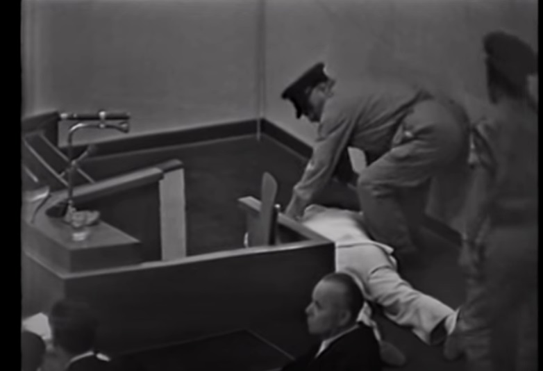 1961년 6월 7일 예루살렘 민중의 전당 법정에서 속개된 아돌프 아이히만 68차 공판에서 쓰러진 예히엘 디누어 ⓒ유튜브 채널 EichmannTrialEN