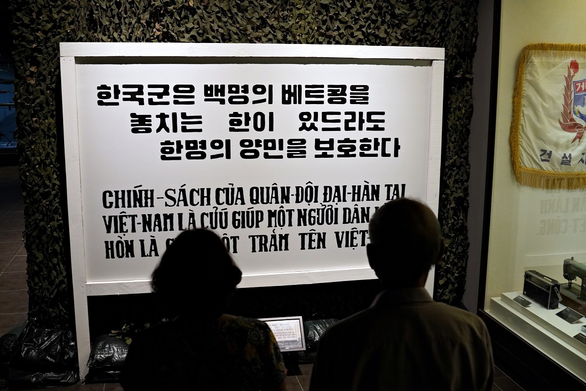 용산전쟁기념관을 찾은 응우엔티탄(좌)과 응우엔쩌이 ⓒ한베평화재단