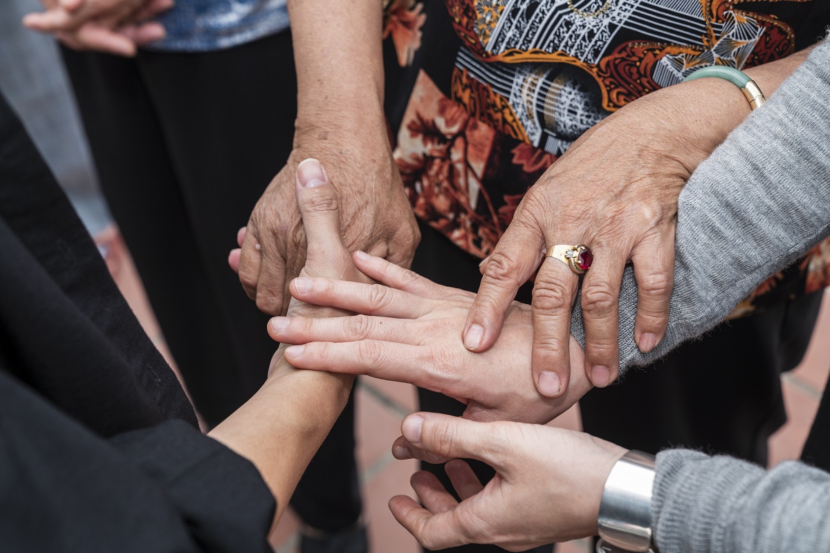 화자와 청자, 통역자의 손이 얽혀 있다. ⓒ박상환