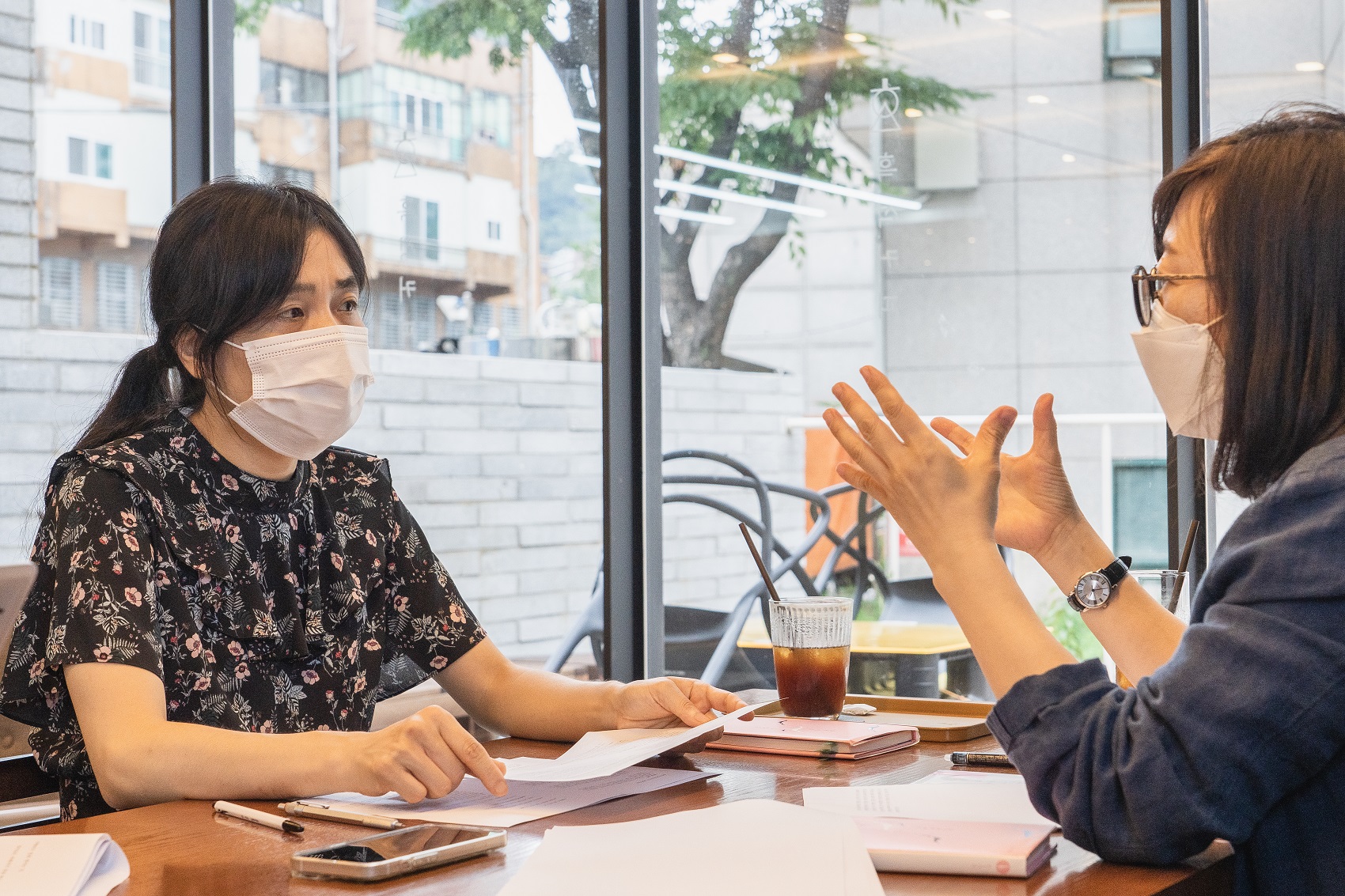 김숨 작가(왼쪽)와 소영현 교수 ©오늘의 나