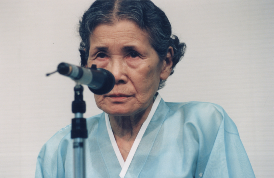 [사진 4] 1996년 히로시마 증언집회에 선 김학순 할머니 ⓒ이희자 