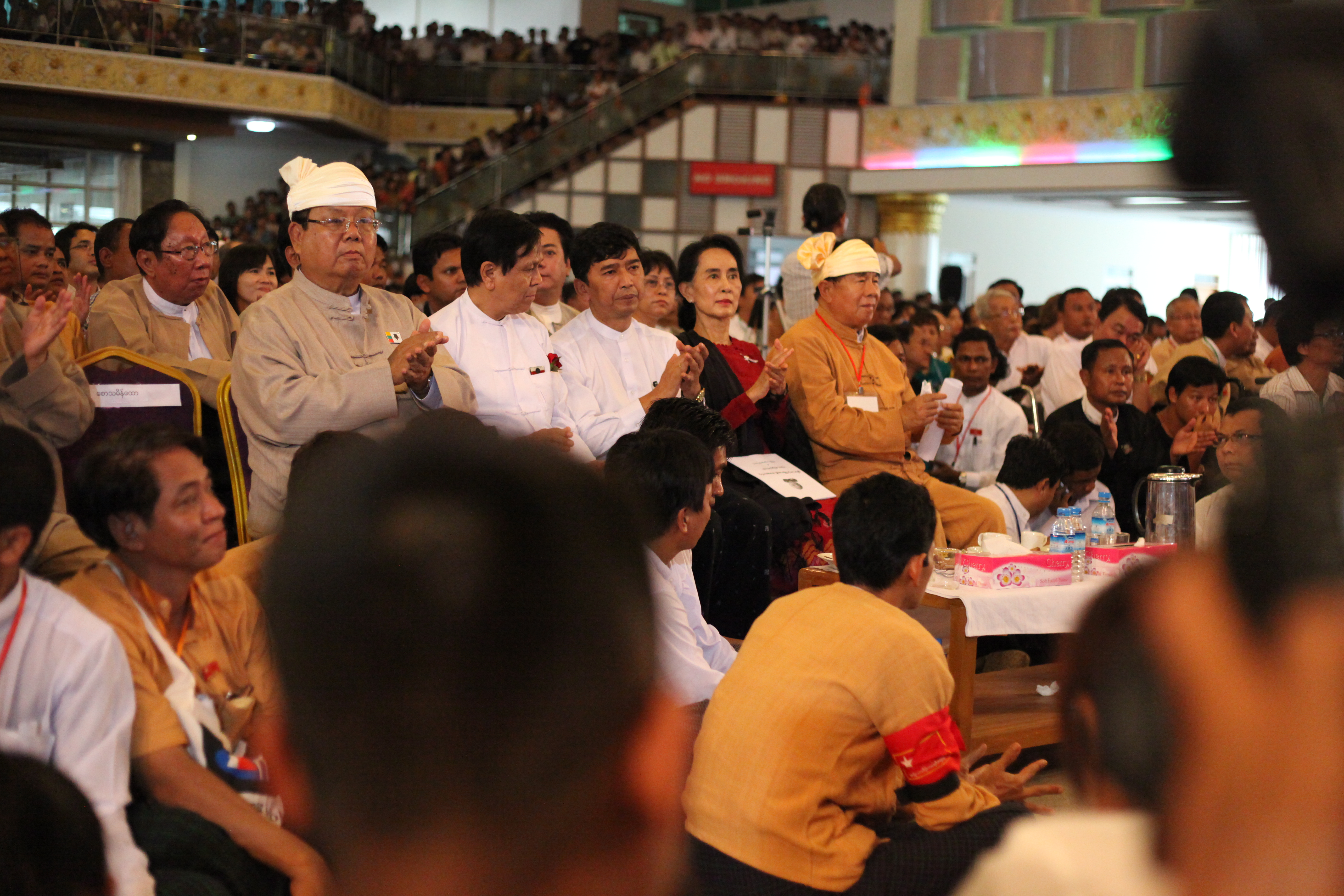 [사진 3] 미얀마 88항쟁 25주년 기념식 행사장에 나란히 모습을 드러낸 아웅산 수치, 그리고 88항쟁 당시 학생운동 지도자였던 민 코 나잉. 두 사람은 각각 2004년, 2009년 광주인권상 수상자이다. 그러나 아웅산 수치는 그가 ‘국가자문역(State Councilor)’을 맡으면서 사실상 민간 정부의 수장으로 역할했던 2016~2017년 사이 군부의 로힝야 대학살을 대테러 군사 작전으로 정당화하는 입장을 취했고, 이에 따라 2018년 인권상이 취소되었다. (사진 제공 : 이유경) 