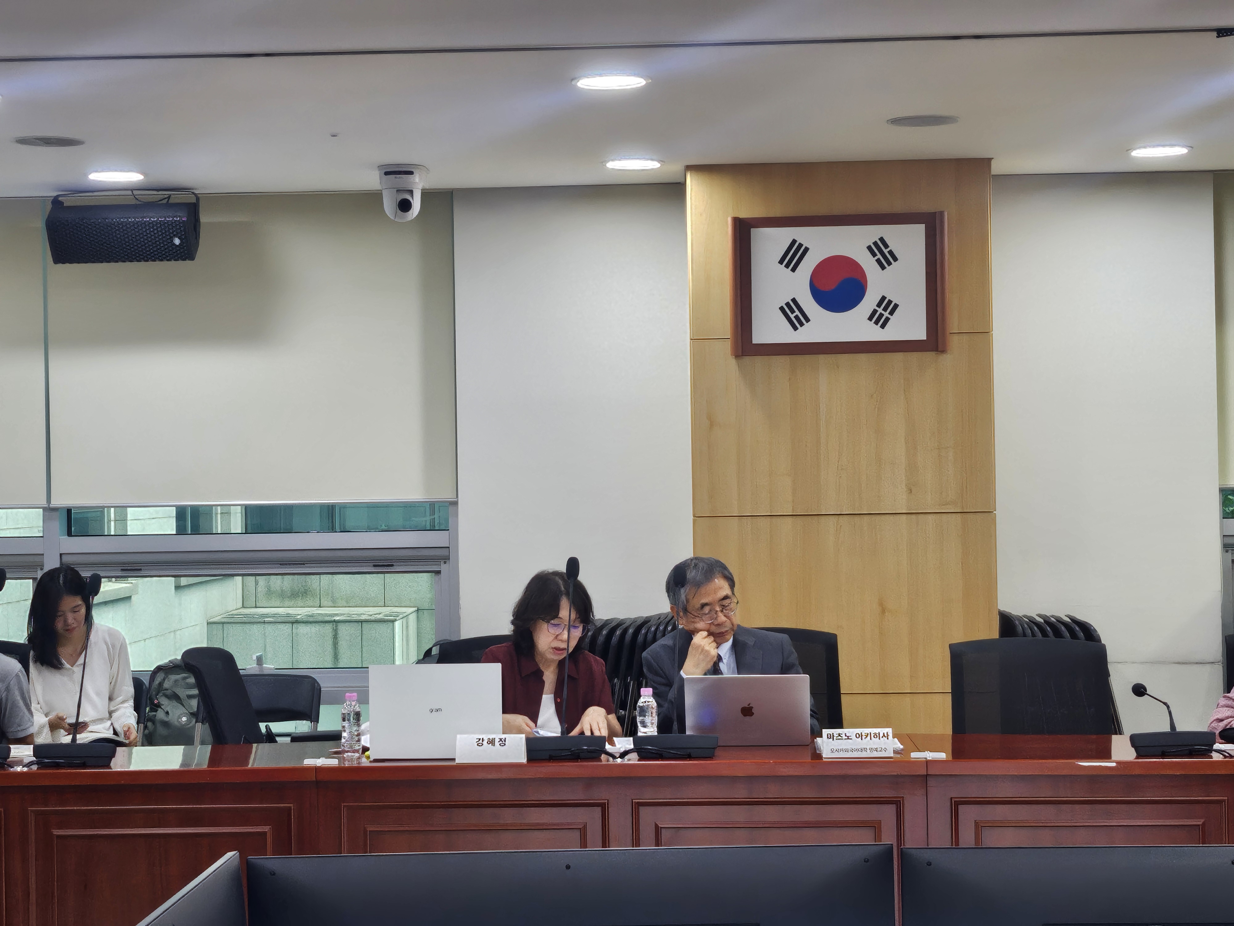(사진 4) 주제 발표를 한 마쓰노 아키히사(松野明久) 오사카외국어대 명예교수(오른쪽)는 당시 일본 정부의 조사가 일본군 중앙의 결정과 위안소 제도 운영이 연결되어 있었음을 보여주는 중요 자료를 빠뜨렸고, 일본 외무성이 이미 보유 중이던 네덜란드령 동인도의 BC급 전범재판 자료도 충분히 반영되지 않았다고 지적했다.