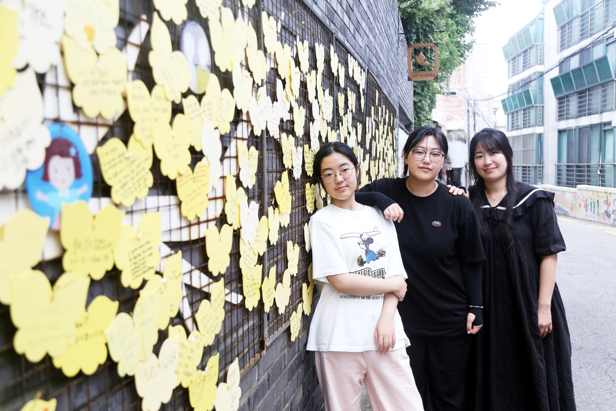 전쟁과여성인권박물관 나비 벽화 옆에 선 성미산학교 인터뷰 대상들. 왼쪽부터 이자민, 이연우 학생과 이선정 교사