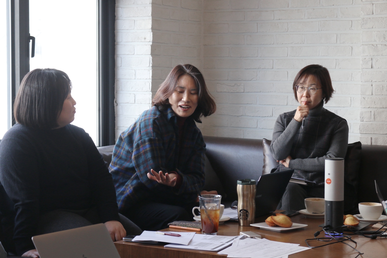 편집회의 참석자들이 대화를 나누는 모습