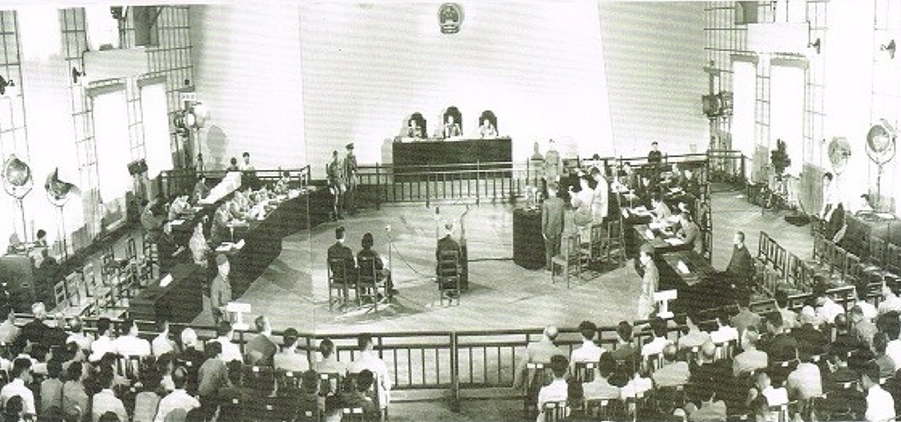 흑백사진, 1956년 열린 신중국의 BC급 전범재판 특별군사법정 현장 모습이다. (출처: 중귀련평화기념관)