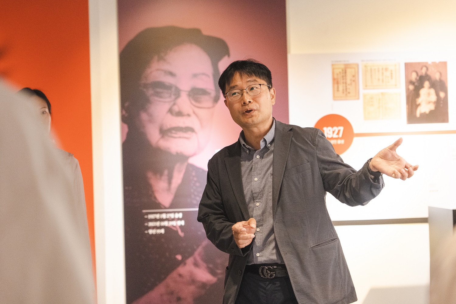 김문숙 인물 패널과 1927년 연표 앞에서 전시 설명이 이루어지고 있다.