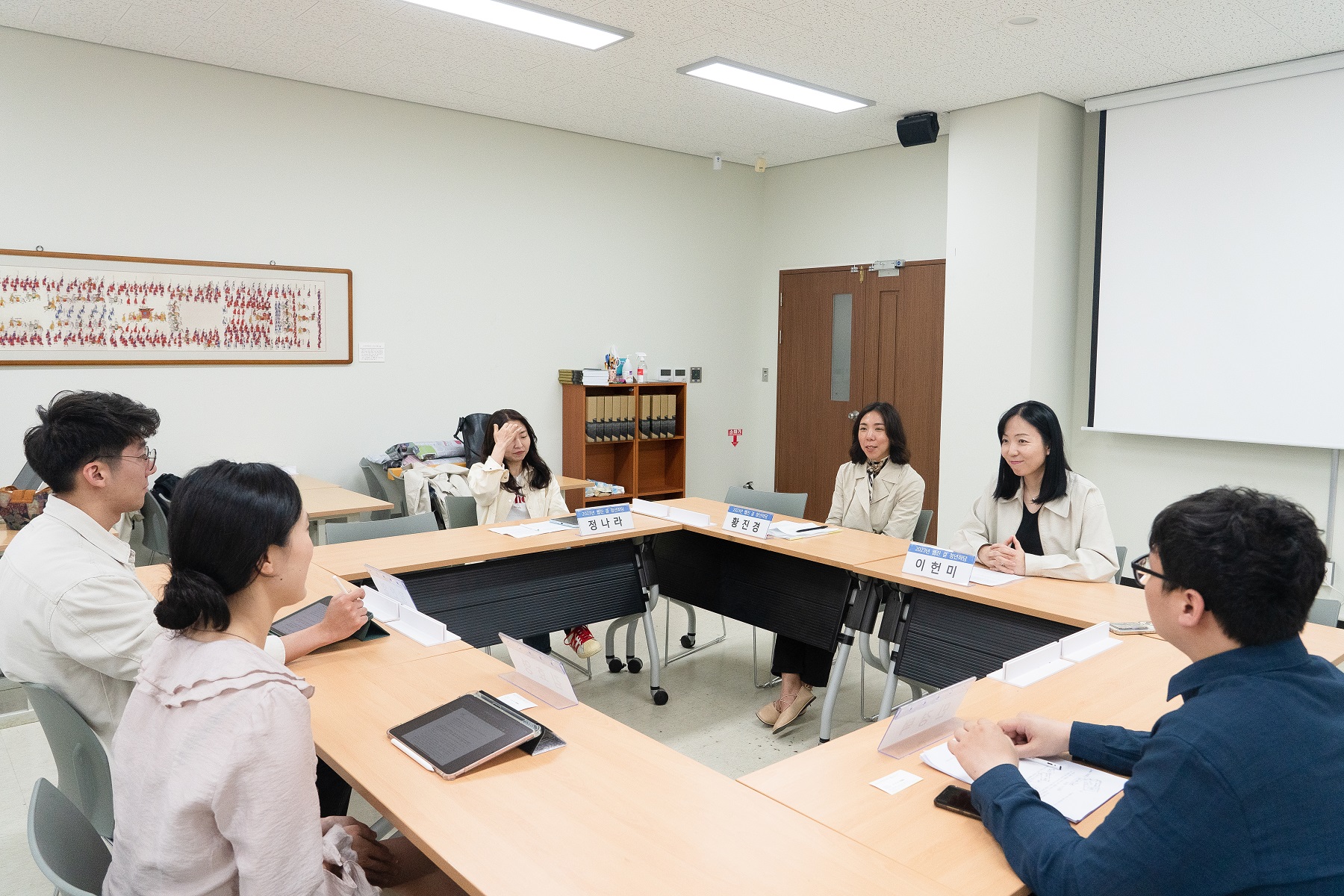좌담 전경. (왼쪽부터 시계 방향으로) 정나라, 황진경, 이헌미, 민경택, 김효영, 장찬영 ⓒ일본군‘위안부’문제연구소